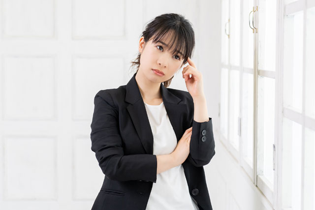 不服そうな女性