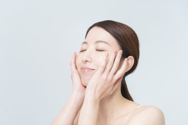 スキンケアする女性