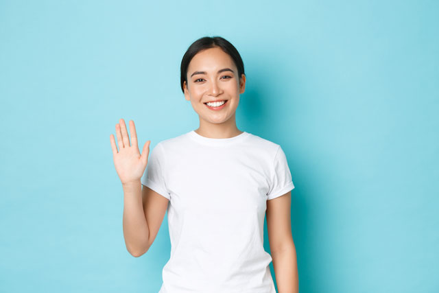 挨拶する女性