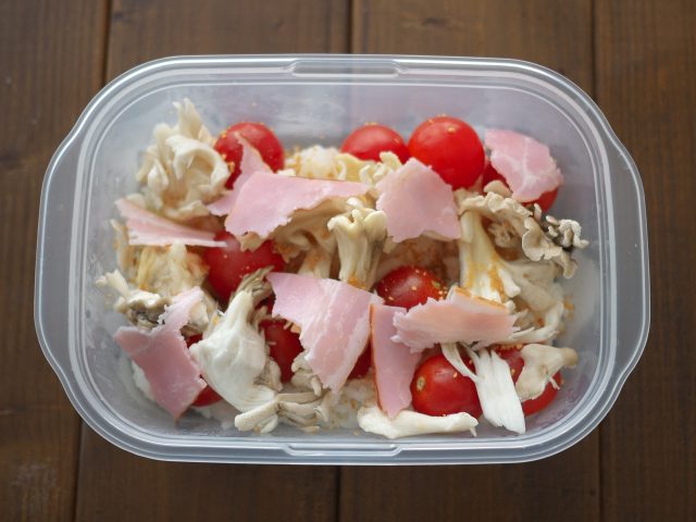 トマトとまいたけのレンジリゾット