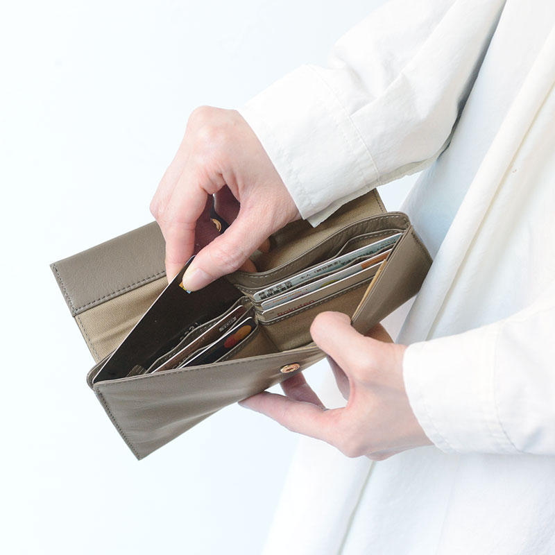 軽くておしゃれ！大人におすすめ「Neutral Gray」の財布＆バッグ3選
