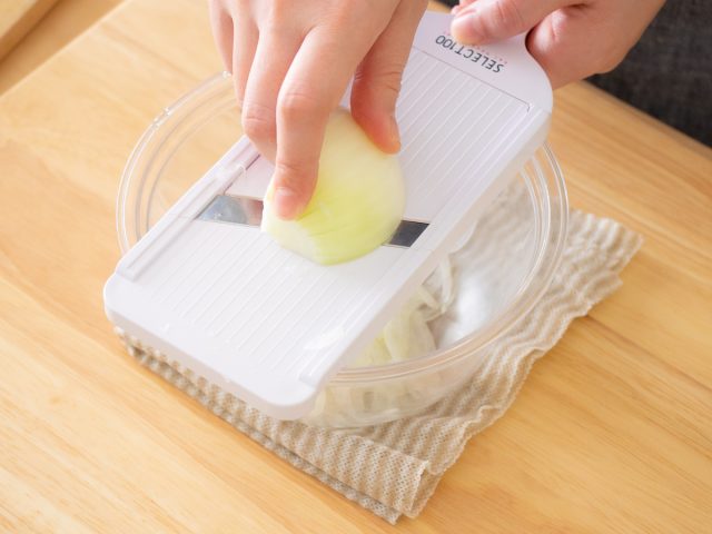 玉ねぎをスライスする