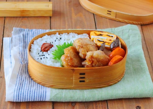 「鶏の唐揚げ」「塩昆布の両面目玉焼き」2品弁当
