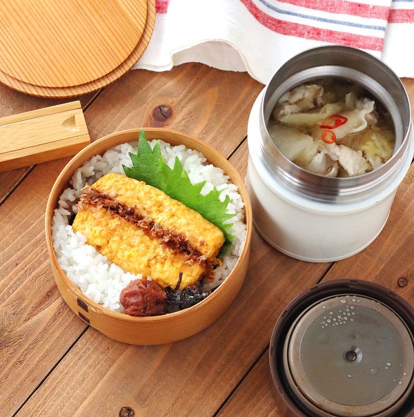 「卵焼き丼」「白菜漬けと豚肉のスープ」2品弁当