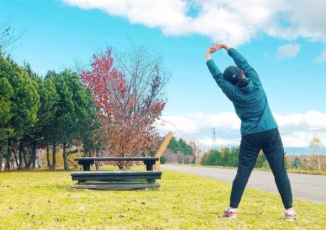 ストレッチする女性