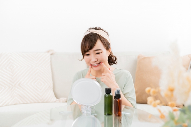 顔エクササイズをする女性