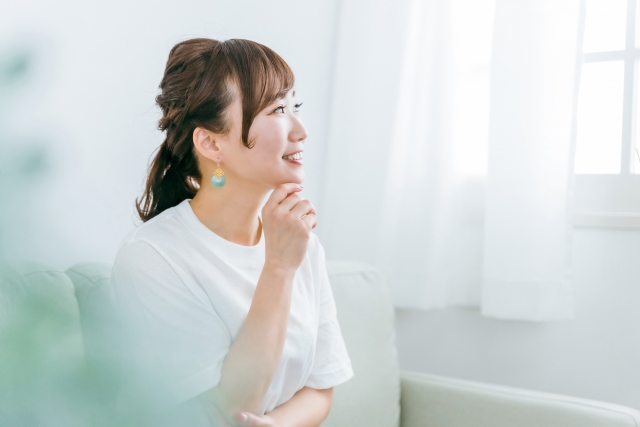 笑顔で考える女性