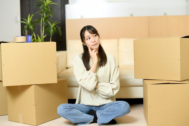 段ボールに囲まれる女性