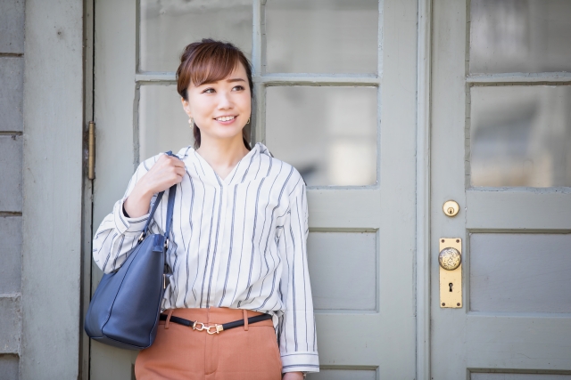 バッグを持つ女性