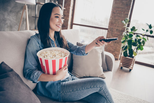 映画鑑賞中の女性