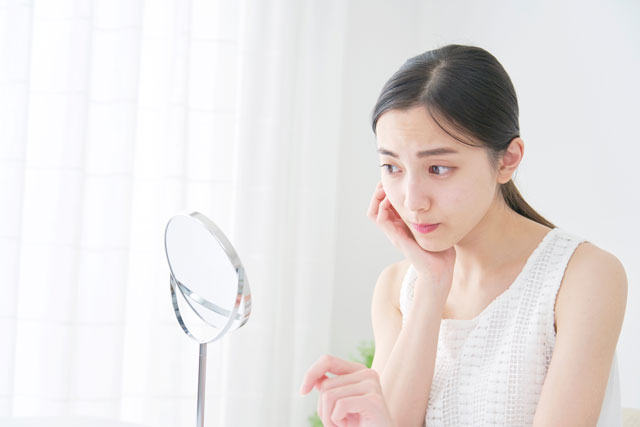肌をチェックする女性