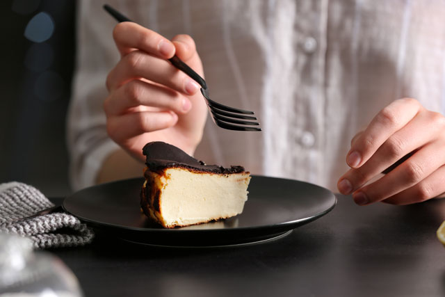 ケーキを食べる女性