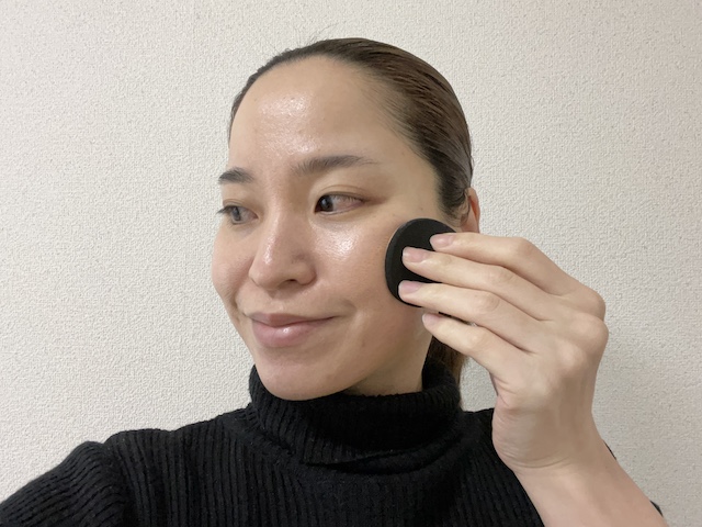 ファンデをつける寒川さん