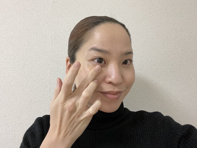 コンシーラーをつける寒川さん