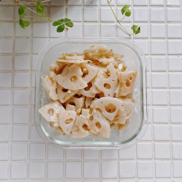 塩とごま油だけ!レンジで簡単作り置き「れんこんの塩胡麻和え」