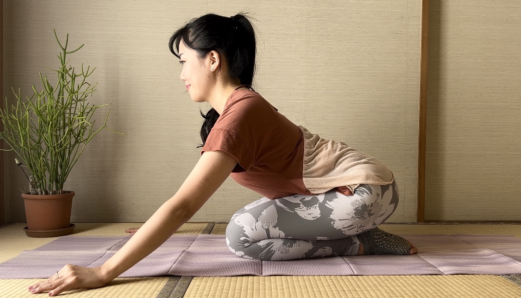 冷えによる背中のコリを改善！「背骨ストレッチ」ピラティス