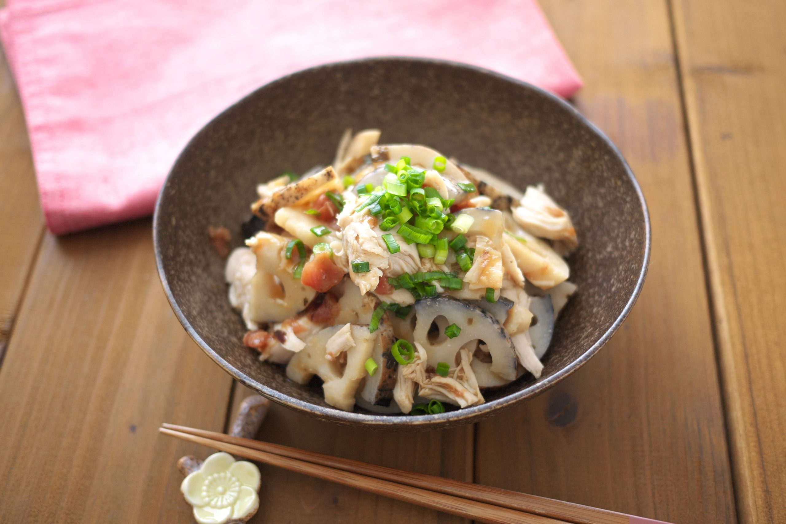 腸活や花粉症対策に！レンジで簡単「ささみとれんこんの梅肉和え」