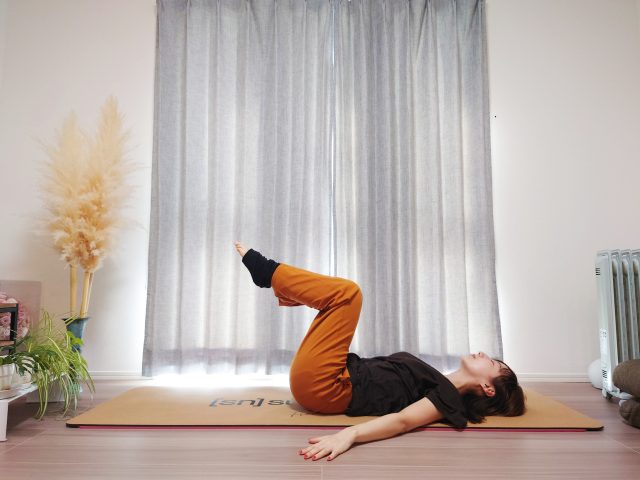 回転のポーズ+足上げトレーニング