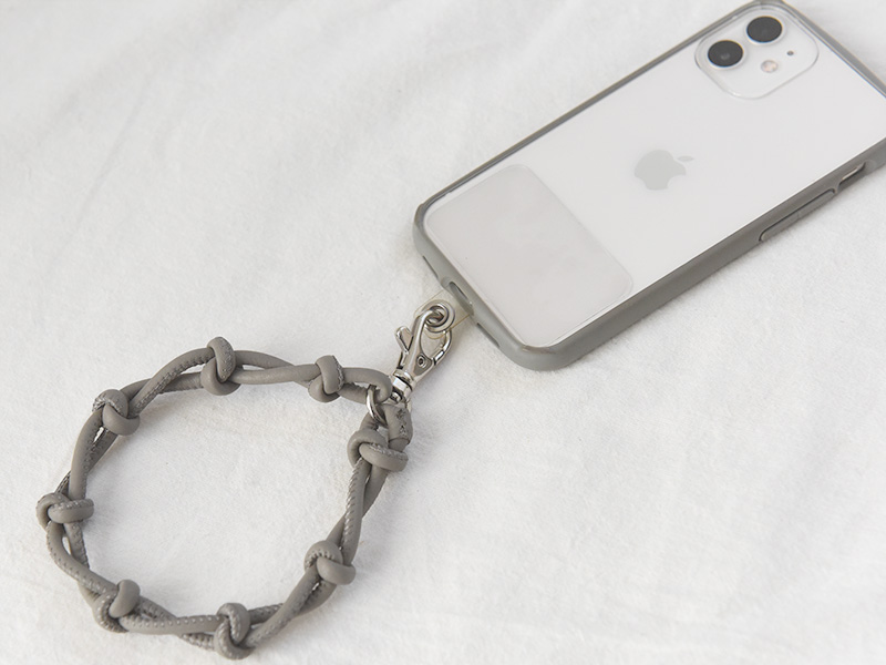 もう手放せない！手ぶらが叶う人気の「スマホストラップ」リアルな使用レポ