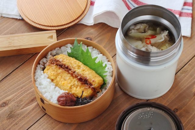 「卵焼き丼」「白菜漬けと豚肉のスープ」2品弁当
