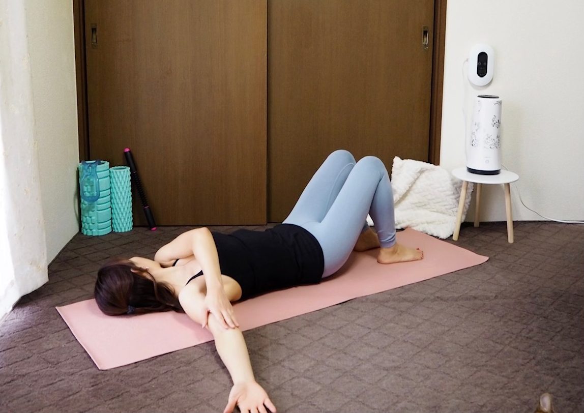 【ベッドの上で5分】自律神経のバランスを整える「朝のストレッチ」おすすめ2つ