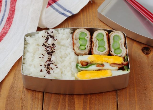 「アスパラガス肉巻き」「ウインナーとピーマンの巣ごもり卵」2品弁当