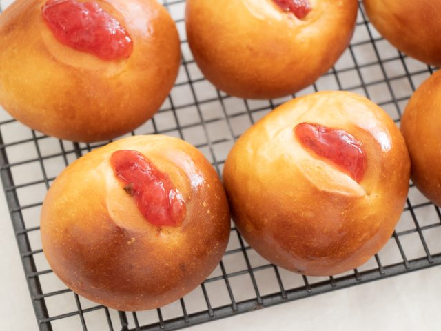 クリームチーズといちごジャムのパン