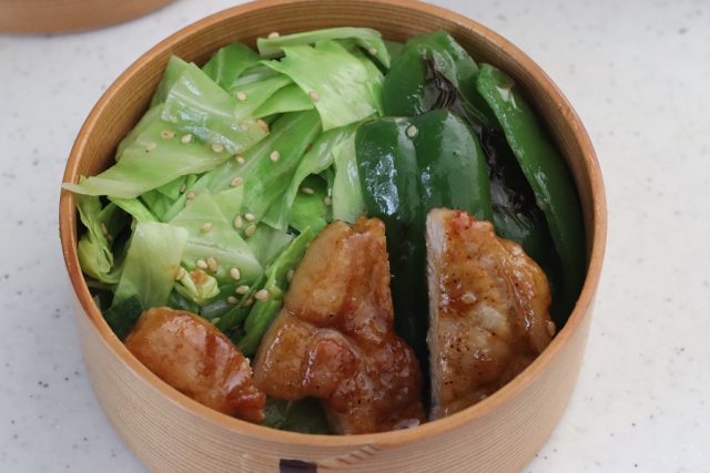 「ポークステーキ」「レンジキャベツ」2品弁当