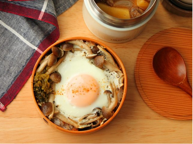 きのこの巣ごもり卵丼