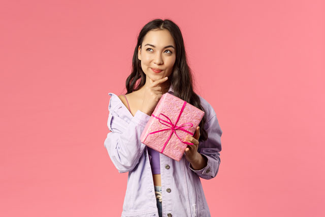 プレゼントの中を想像する女性