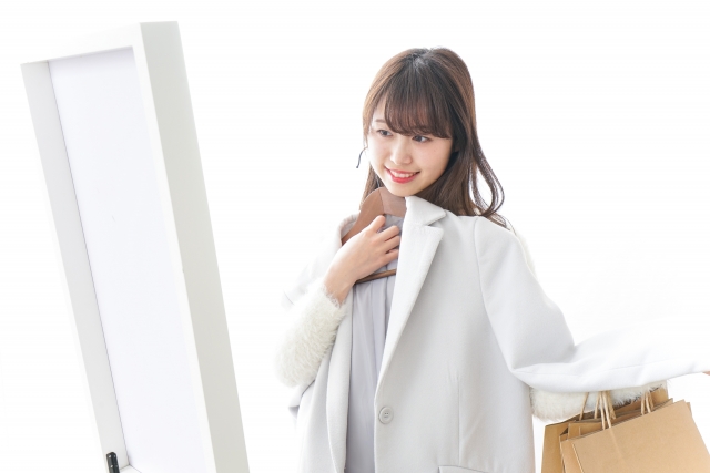 試着する女性
