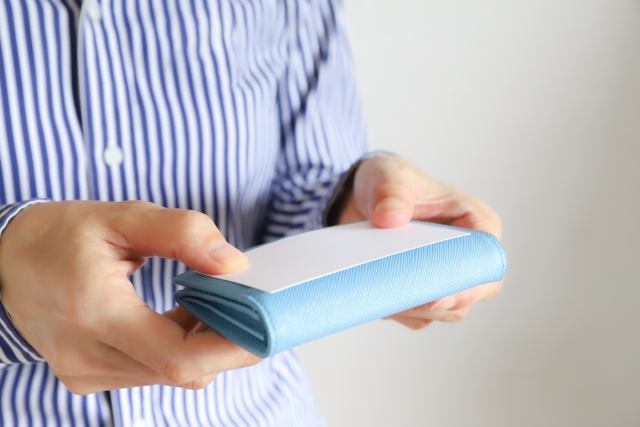 新年度に印象アップ！知っておきたい「名刺交換」のマナー4つ