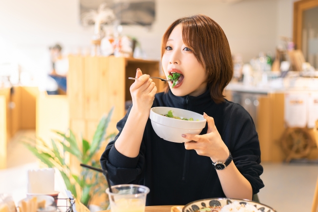 食事する女性