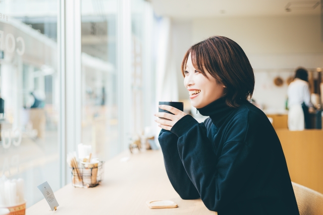 カフェでお茶する女性
