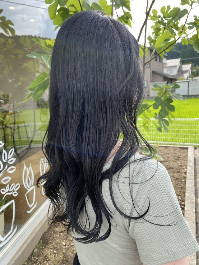 「暗め×寒色」のヘアカラー