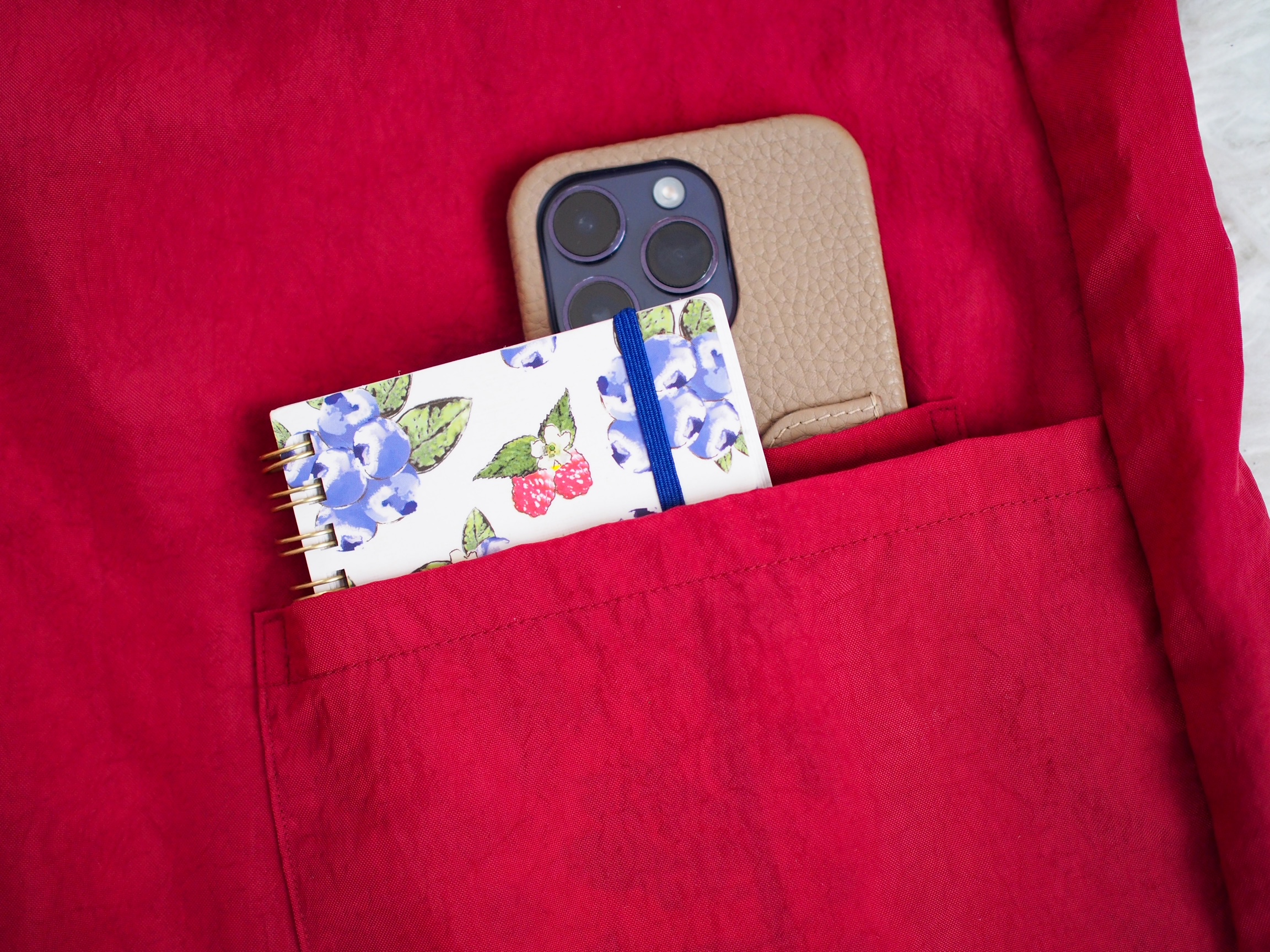 スマホが収納しやすい！シワが気にならず軽い「ナイロンエプロン」を使った感想