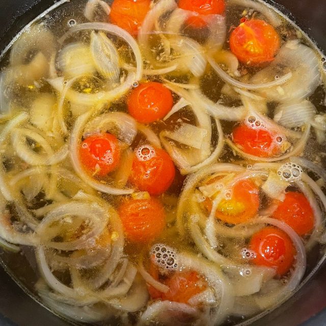 新玉ねぎとトマトのスープ