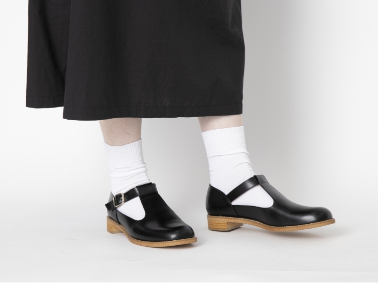 疲れにくい！フラットなのにきれいめに履ける「SHOESbakery Tストラップレザーシューズ」