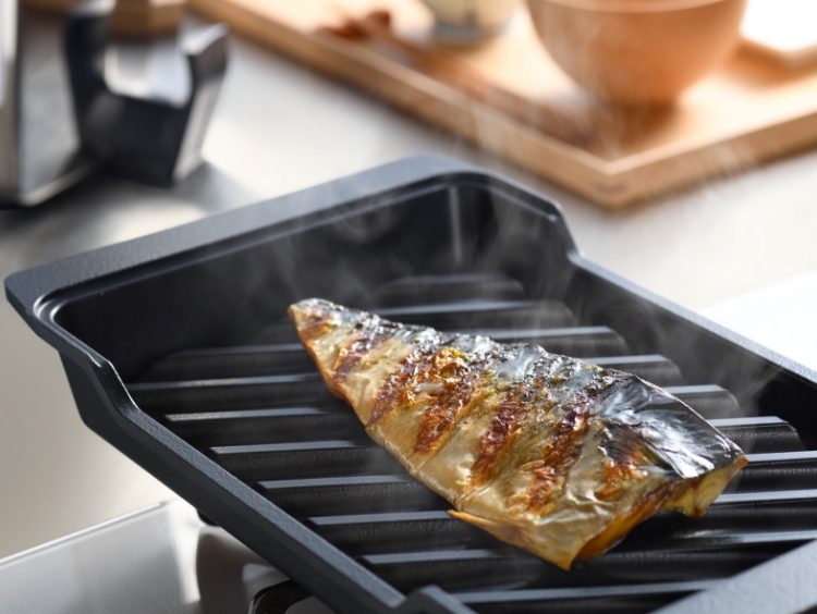 皮がパリッ、身はふっくら！洗い物も楽々「AUX 大人の焼き魚 炭グリル」
