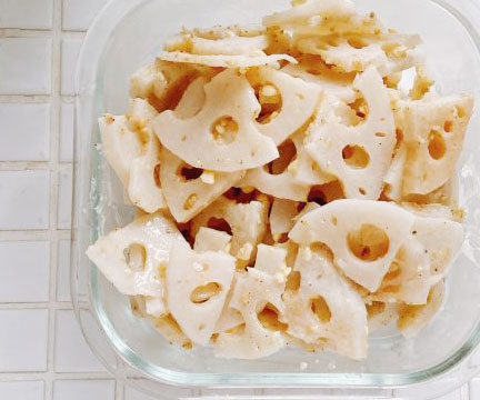 塩とごま油だけ！レンジで簡単作り置き「れんこんの塩ごま和え」