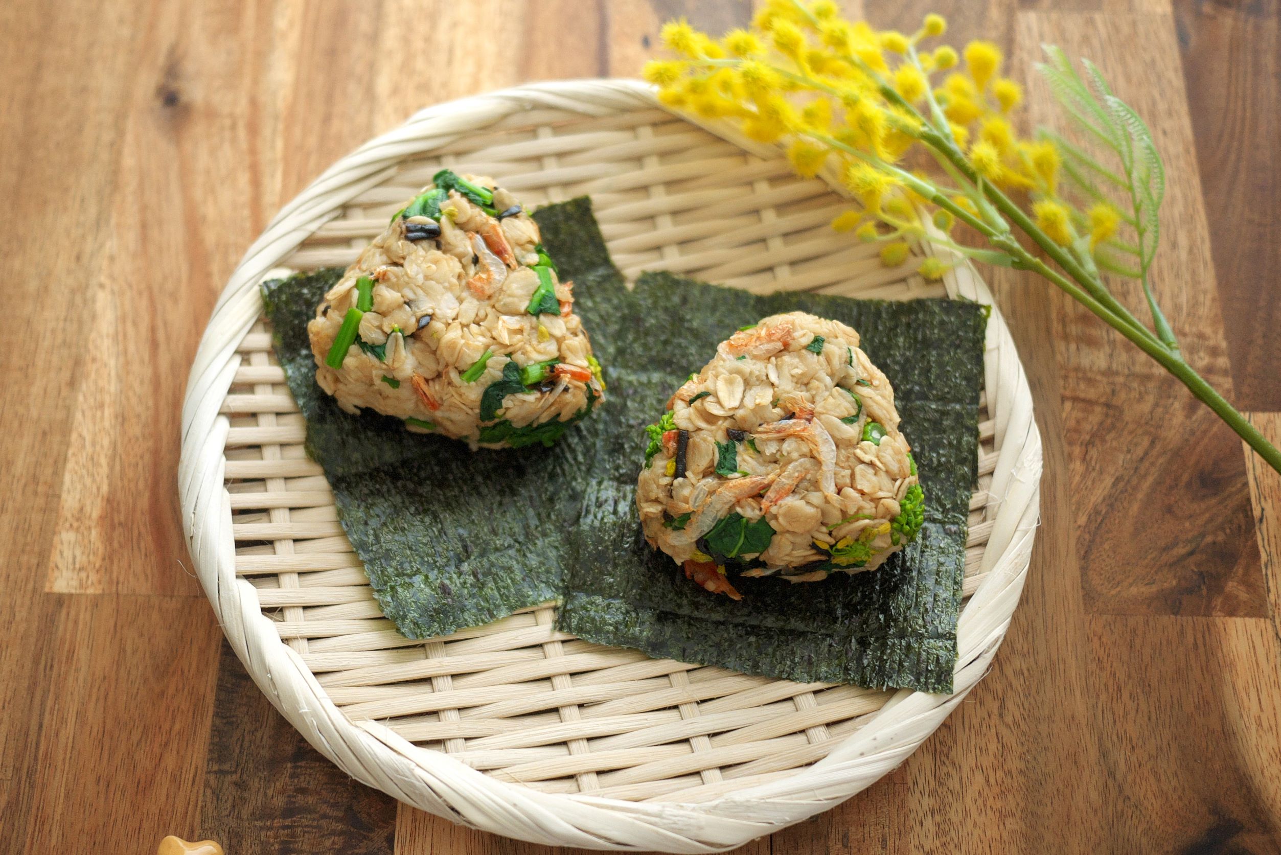 ダイエットに！レンジで簡単「オートミールおにぎり」レシピ2種