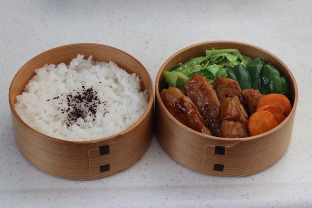 「ポークステーキ」「レンジキャベツ」2品弁当