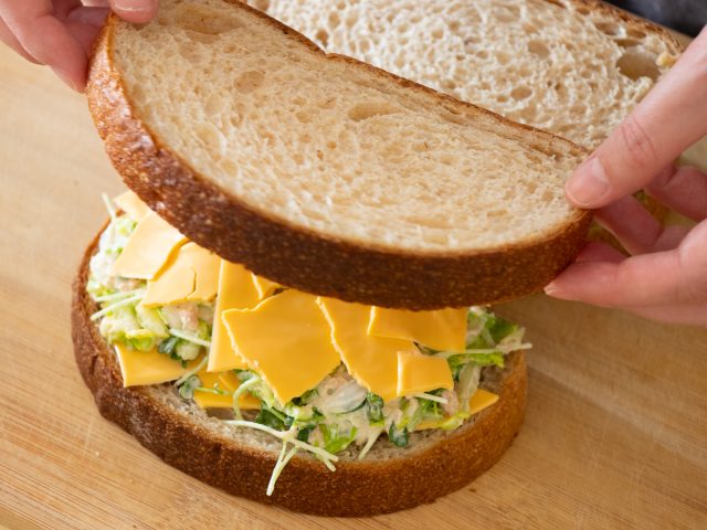 春キャベツと新玉ねぎの「ツナメルトサンド」