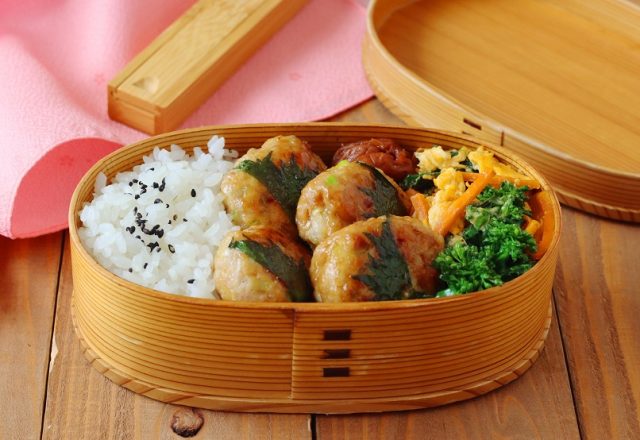 「梅と大葉の鶏つくね」「菜の花卵炒め」2品弁当