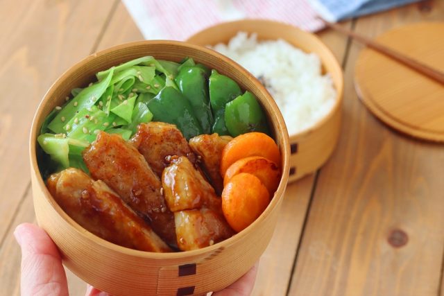 「ポークステーキ」「レンジキャベツ」2品弁当