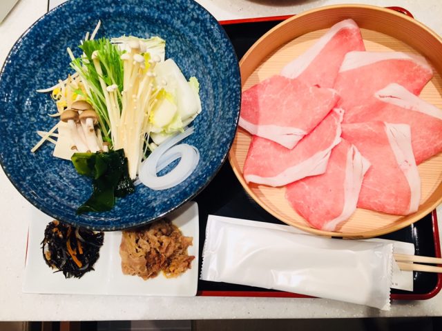 山笑ふ