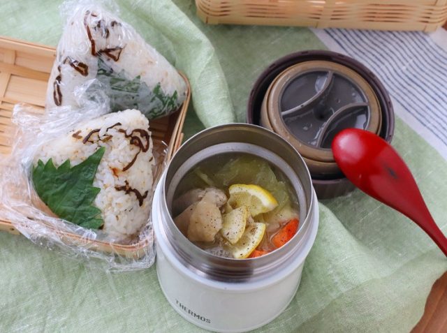 お手軽ピクニックランチ♪「鶏と春キャベツのレモン麹スープ」「大葉おにぎり」2品弁当