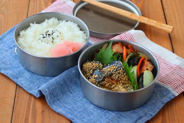 「塩鯖のごま衣」「わかめとベーコンの野菜炒め」2品弁当
