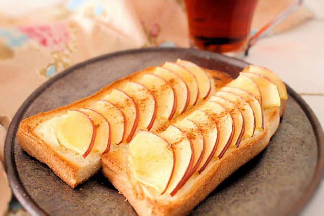 朝の目覚めをシャキっと！「爽やかりんごチーズトースト」