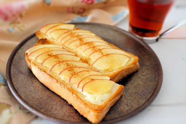 朝の目覚めをシャキっと！「爽やかりんごチーズトースト」